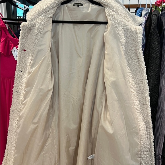 Shinestar Sherpa cream trench coat w lining, tortoise shell buttons. Belt - Picture 12 of 12